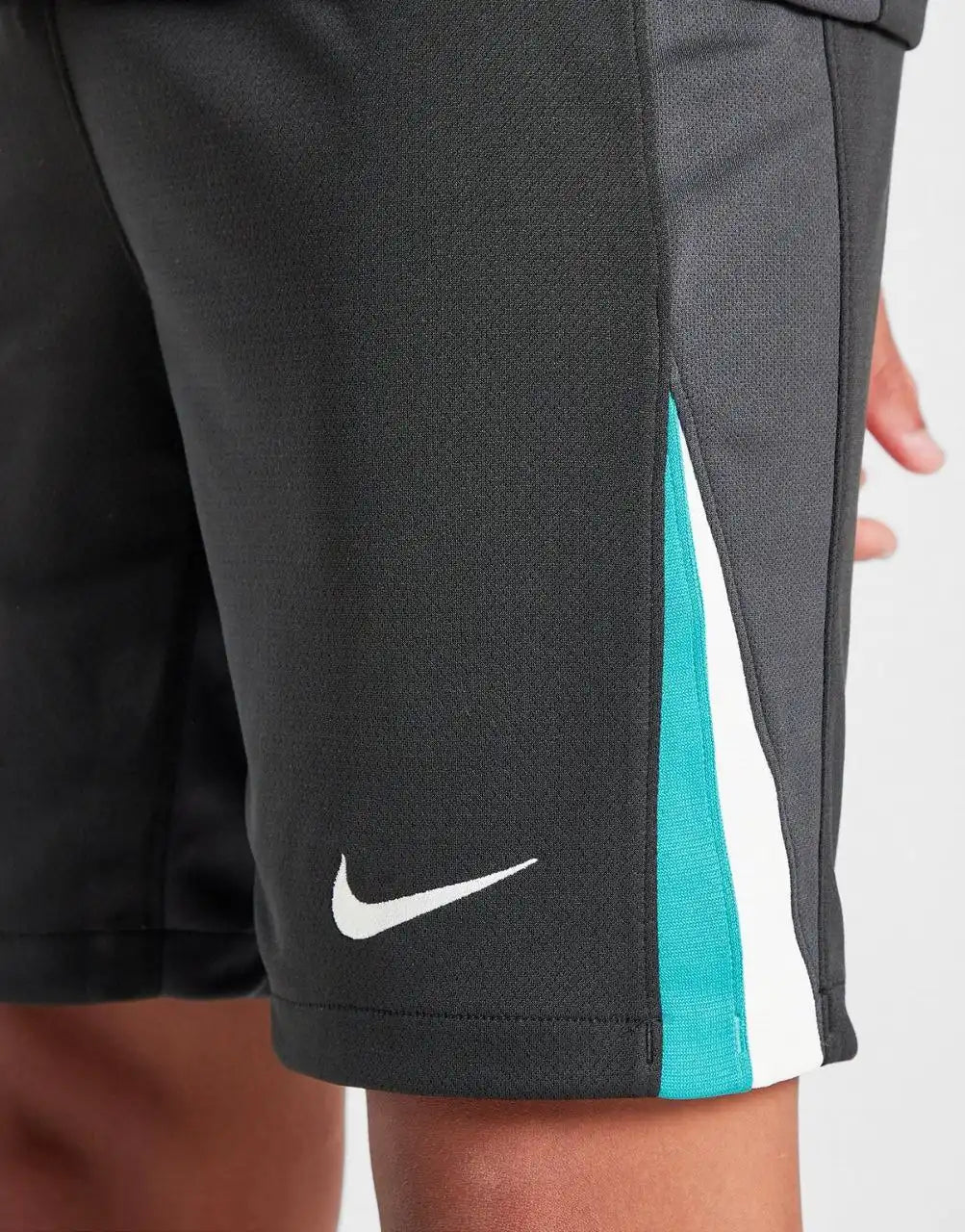 طقم ليفربول الأساسي (خارج الأرض) لموسم 2024/25