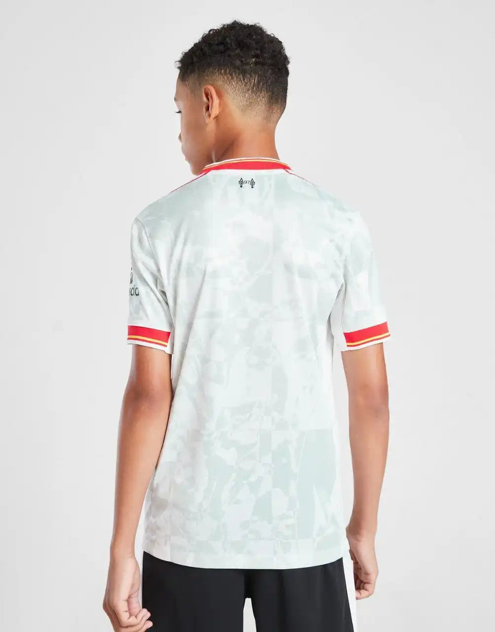 طقم ليفربول الثالث لموسم 2024/25