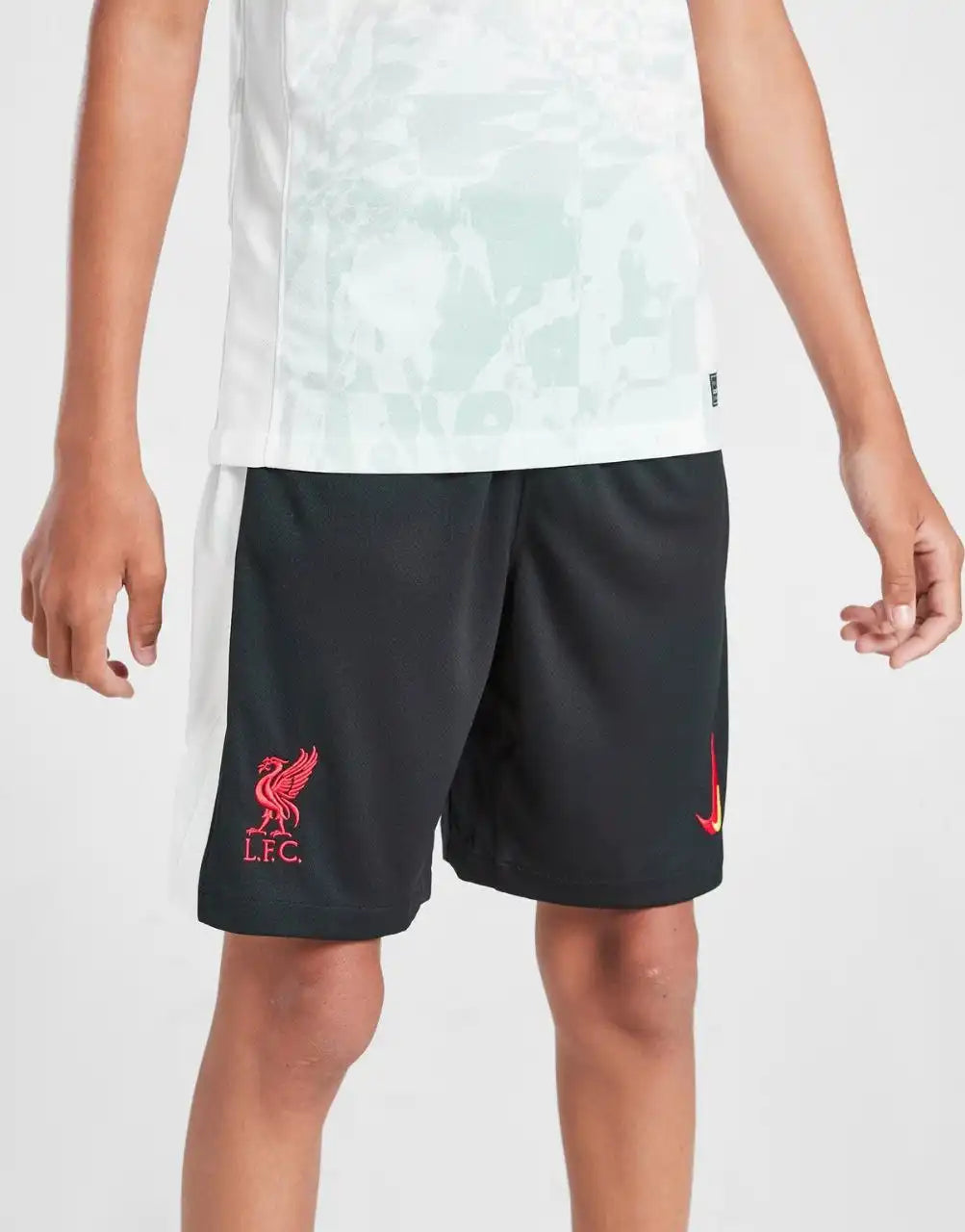 طقم ليفربول الثالث لموسم 2024/25