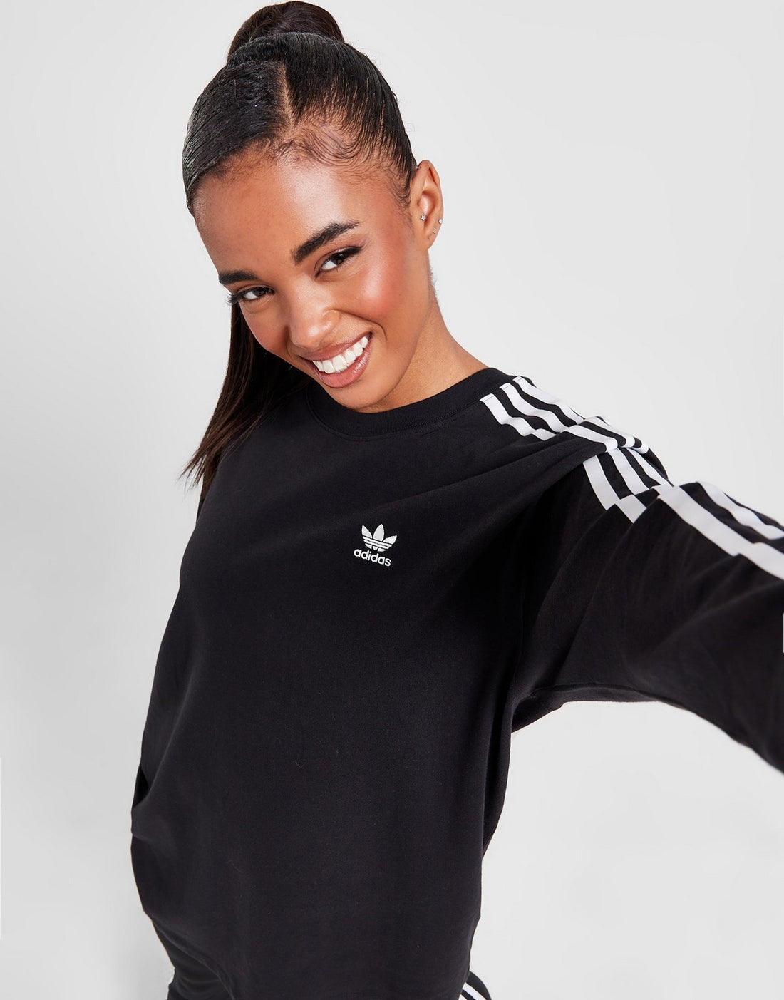 تي شيرت adidas Originals 3-Stripes بأكمام طويلة وطبعة Boyfriend