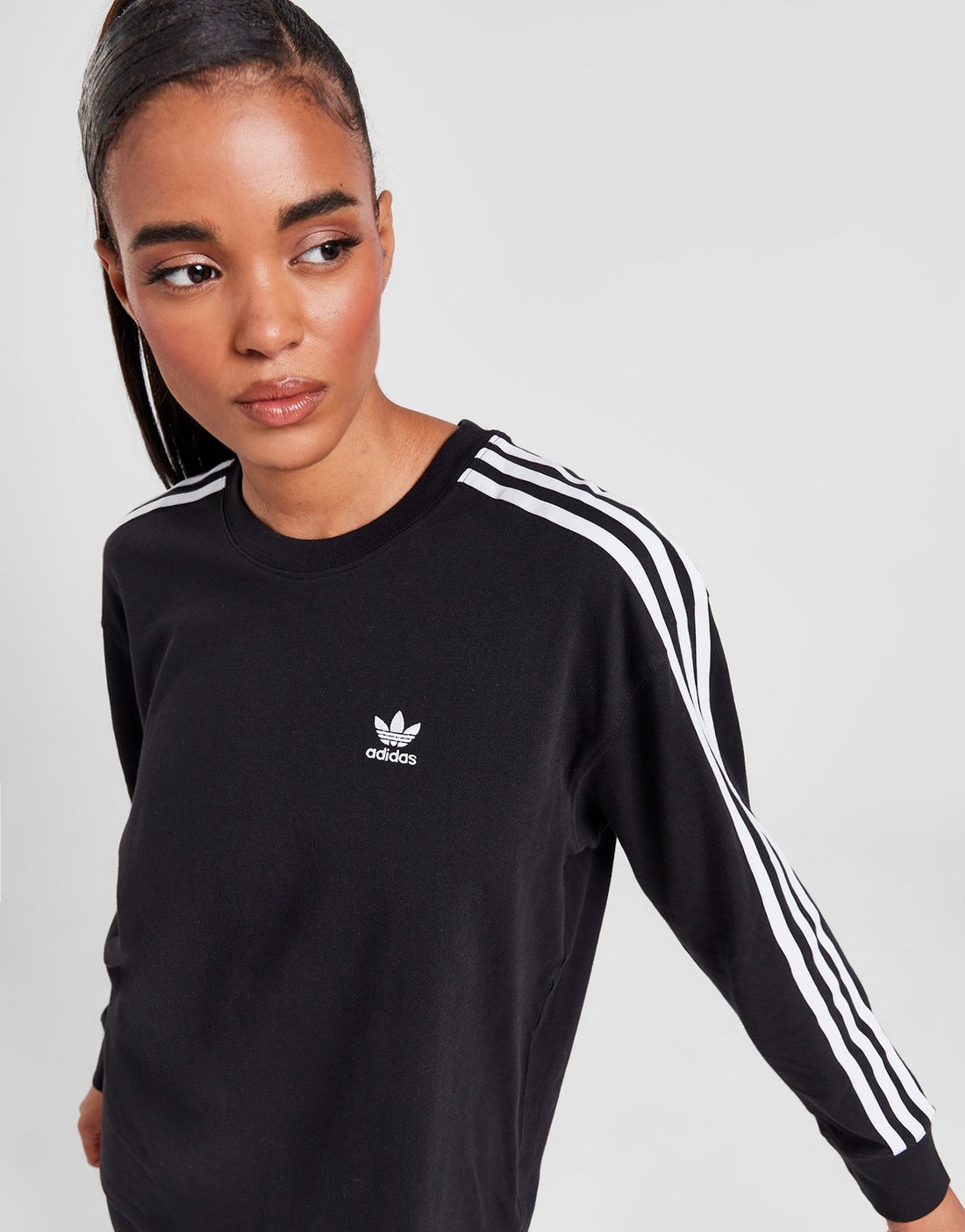 تي شيرت adidas Originals 3-Stripes بأكمام طويلة وطبعة Boyfriend